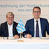 Das Bild zeigt TH-Präsident Professor Heinrich Köster neben Bayerns Wissenschaftsminister Markus Blume.
